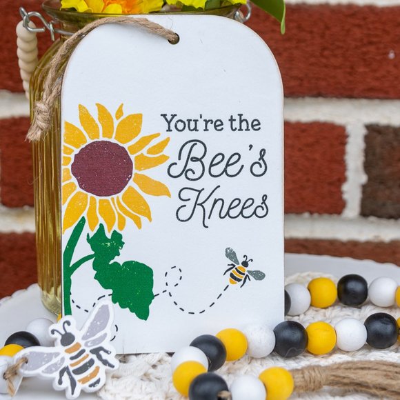 Wooden Tag Sign YOU'RE THE BEE'S KNEES Honey Bee Sunflower Spring Ornament Gift - Picture 1 of 6